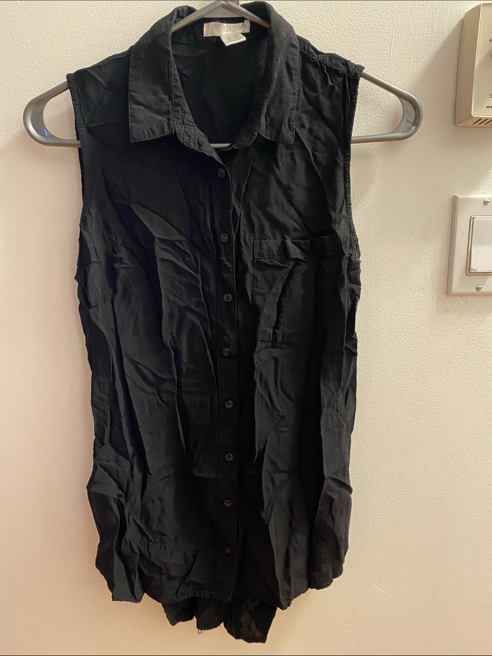 Lightweight Black Sleeveless Button-Up Tunic